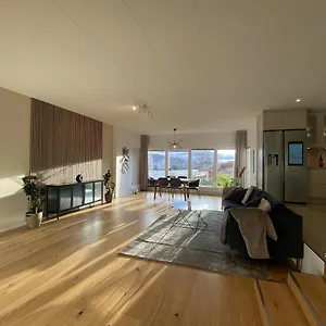 Luxurious With Free Parking Apartment